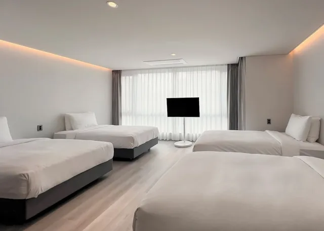 غرفة سوبيريور عائلية رباعية بأربعة أسرّة بإطلالة على الجبل، Ocean Suites Hotel Jeju 1/3
