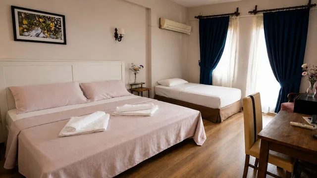غرفة عائلية بسرير مزدوج وسرير فردي بإطلالة على البحر، Karaburun Konak Hotel 1/10