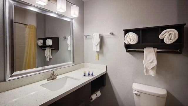 غرفة قياسية بسريرين كوين بمطبخ، Best Western Plus Lonestar Inn and Suites 1/1