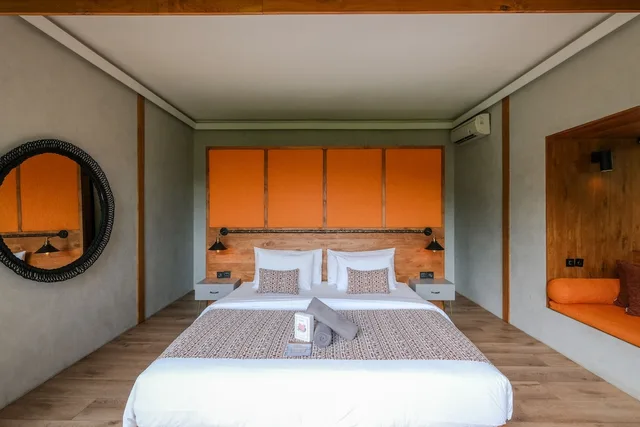 Deluxe, King Bed, Sea View, The Elementum 2/3