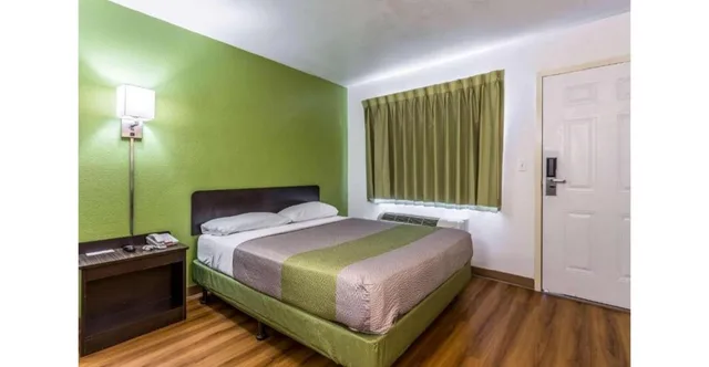 غرفة بسرير كوين بمطبخ، Studio6 El Paso, TX - East 1/6