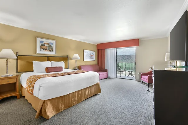 غرفة قياسية بسرير كينج مع أريكة، Best Western Plus Arroyo Roble Hotel & Creekside Villas 1/10