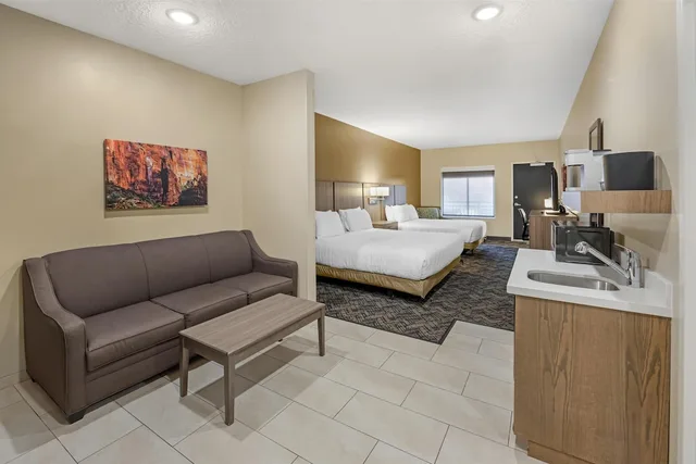 غرفة قياسية بسرير كينج وسرير كوين بشرفة مع أريكة لذوي الإعاقة، Best Western Plus Zion Canyon Inn & Suites 8/10