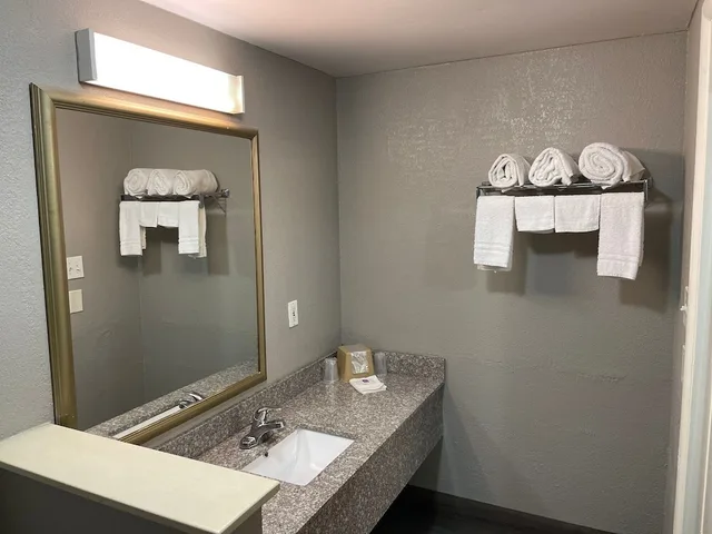 غرفة ديلوكس بسرير كينج للمدخنين، Red Roof Inn Birmingham - Highway 280 8/8