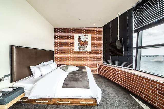 Diamond Bridge, Futon Bed, King Bed، H Avenue 1/4