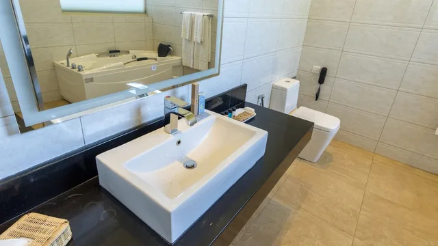 غرفة فاخرة بسرير كينج بإطلالة على البحر بجاكوزي في الطابق الأرضي، Sooriya Resort & Spa 5/6