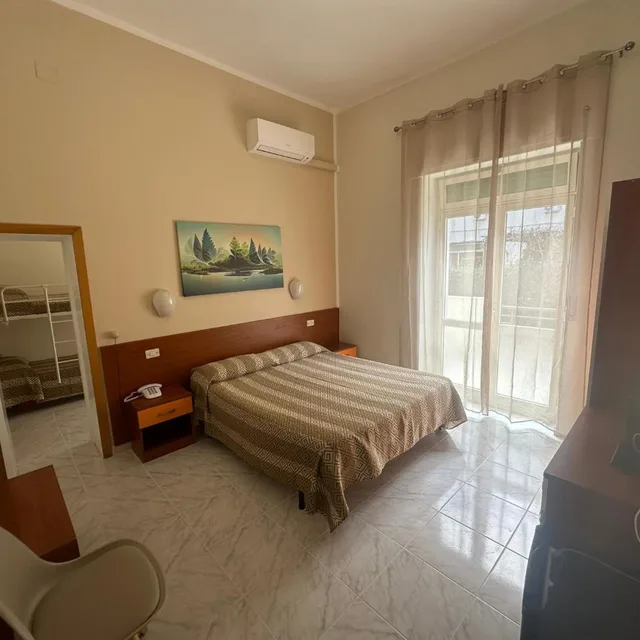 غرفة رباعية، Hotel Germania 1/8