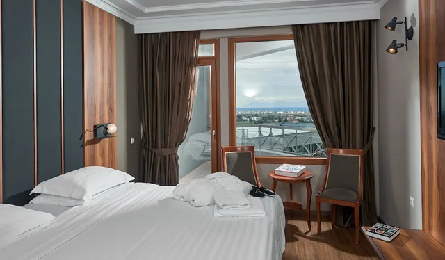 غرفة بسرير مزدوج بإطلالة على البحر، ROYAL HOTEL 2/6