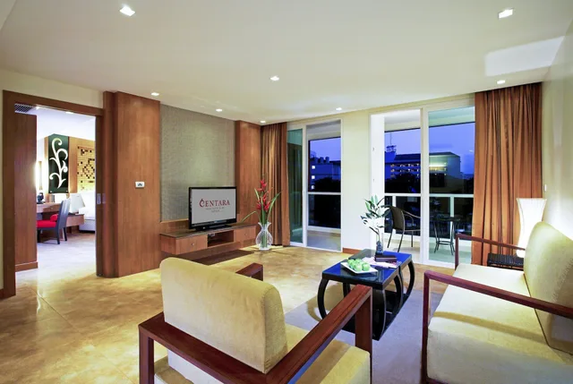 Deluxe, Suite, King Bed, Pool View, Sofa, Centara Nova Hotel Pattaya 5/10