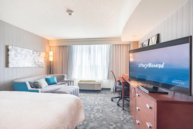 غرفة بسرير كينج مع أريكة بحوض استحمام لذوي الإعاقة، Courtyard Silver Spring Downtown 1/6