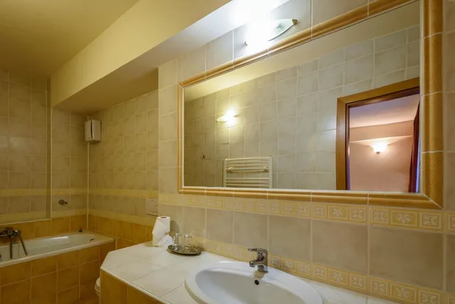 جناح، Hotel Boboty 8/9