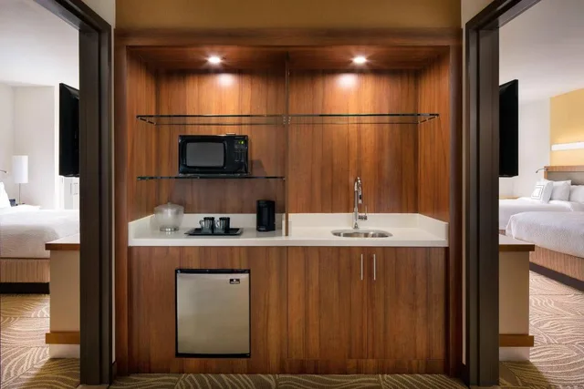 جناح بسرير كينج وسريرين كوين بإطلالة على الفناء بغرفتي نوم مع أريكة، Springhill Suites Los Angeles Burbank/downtown 1/2