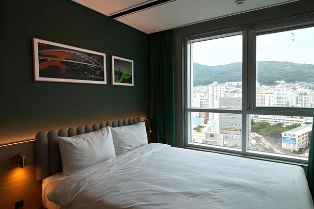 Factory, Modern, Twin Beds، The Bayment Residence 1/2