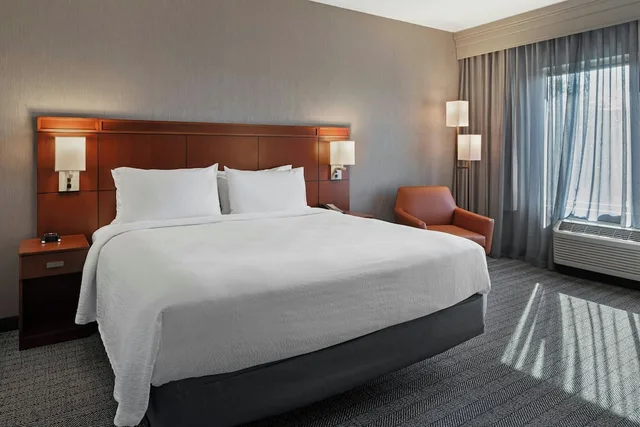 غرفة بسرير كينج مع أريكة، Courtyard Long Beach Airport 5/10