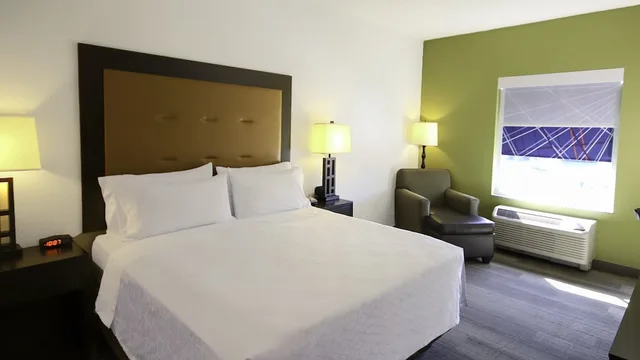 غرفة قياسية بسرير كينج لذوي الإعاقة، Holiday Inn Express And Suites Ironton 2/9