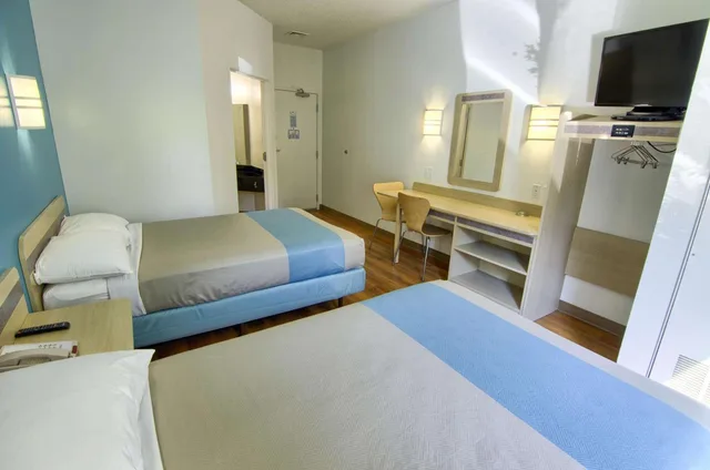 2 Full Beds - Mobility Accessible Tub, Motel6 Portsmouth, NH 3/8