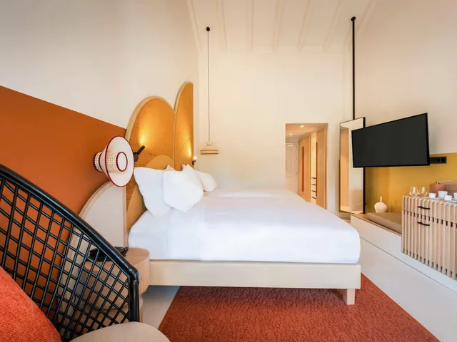غرفة قياسية بسرير فردي وسريرين كينج، SO/Sotogrande Spa & Golf Resort Hotel 5/10