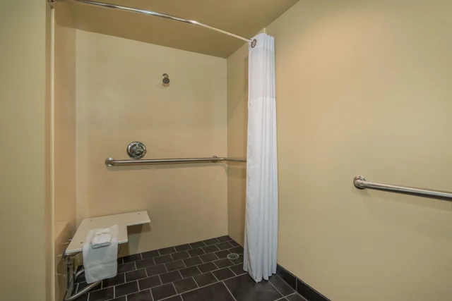 غرفة بسرير كينج لذوي الإعاقة، Wyndham Garden Texarkana 8/9