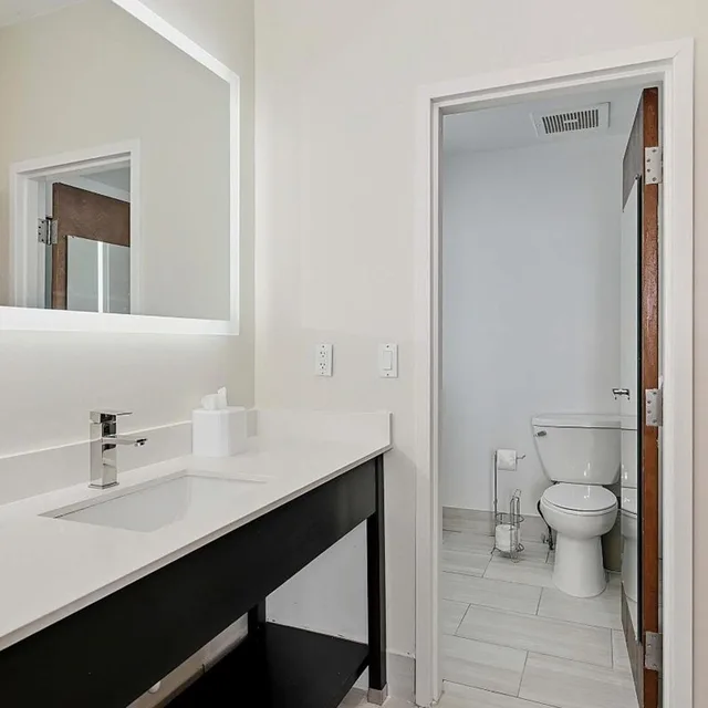 غرفة بسرير كوين بمطبخ، Best Western Plus Hannaford Inn & Suites 3/3