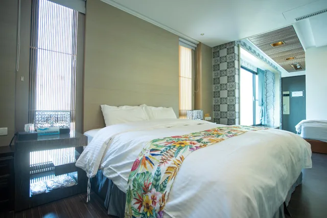 غرفة ثلاثية، Skylight B&amp;B 1/2