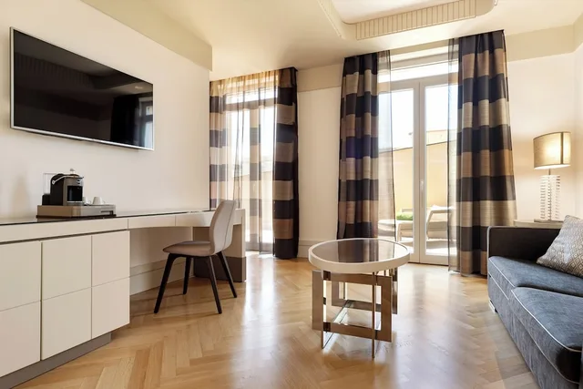 جناح غراند بسرير فردي بشرفة، Melia Genova 7/10