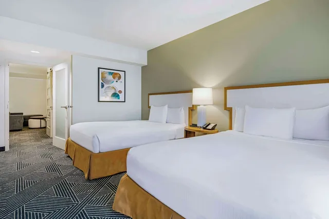 جناح ركني بسريرين كوين بإطلالة على المدينة بغرفتين في طابق مرتفع لذوي الإعاقة، Embassy Suites by Hilton Houston Downtown 1/3