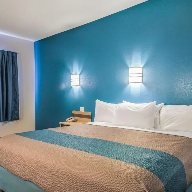 1 King Bed - Mobil Access Tub Nsmk Micfridg, Motel6 New Braunfels, TX 1/9