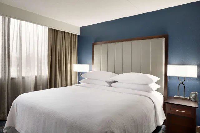 جناح بريميوم بسرير كينج بغرفتين، Embassy Suites Columbus 1/3