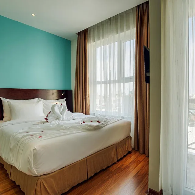 غرفة ديلوكس بسرير مزدوج بإطلالة على المدينة بشرفة، Sofia Suite Hotel Danang 2/8