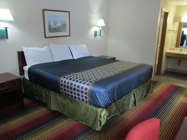 غرفة بسرير كينج لذوي الإعاقة، Travelodge by Wyndham Spirit Lake/Okoboji 3/3