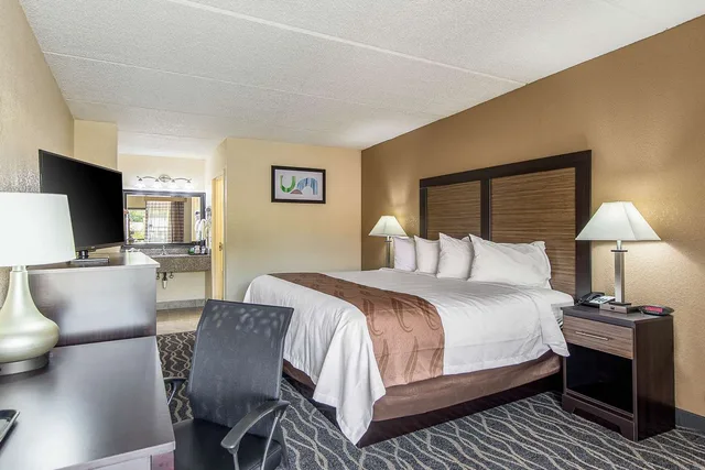غرفة بسرير كينج، Quality Inn Forest City, NC 2/5