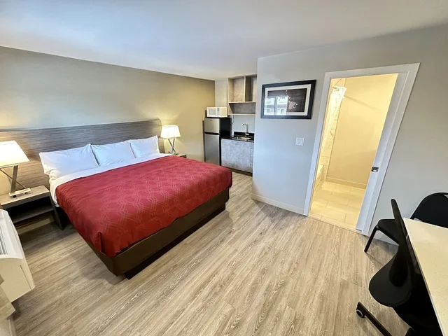Efficiency, King Bed, Econo Lodge Inn & Suites Pincher Creek 2/4
