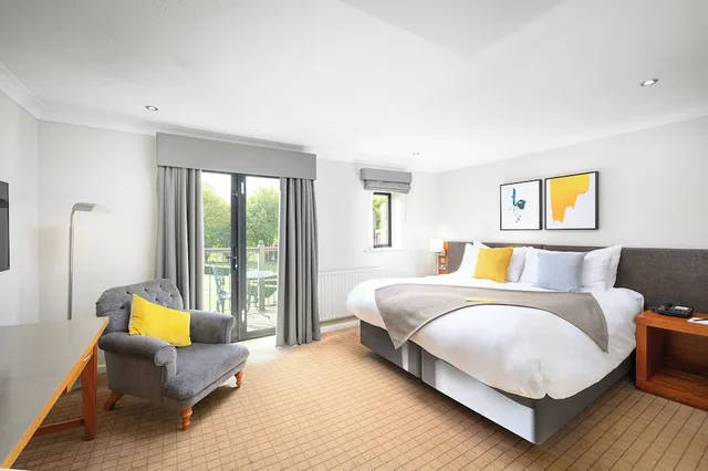 غرفة قياسية بسرير كينج، Voco Oxford Thames by IHG 2/10
