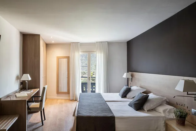 Renovated, Twin Beds, Balcony، Balneari Termes Victoria 1/2