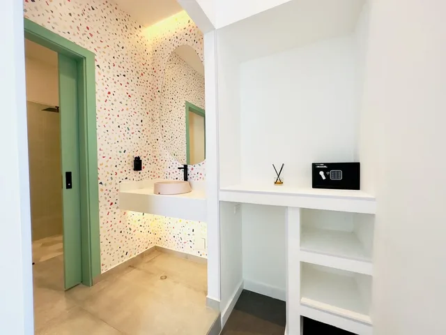 غرفة سوبيريور بسريرين كوين، The Nomadic Design Hostel 4/4