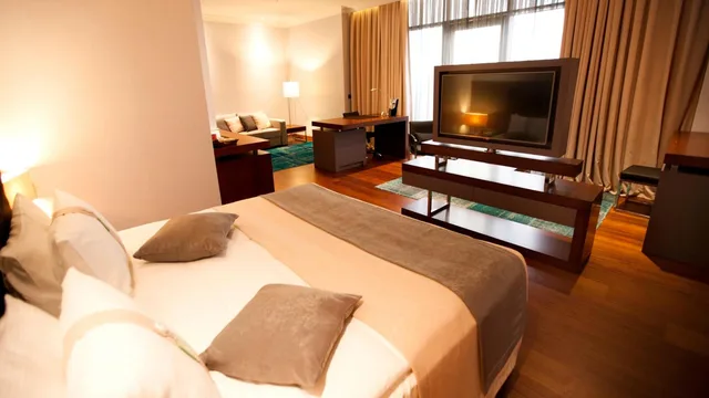 جناح جونيور، Sundance Hotel Istanbul 4/10