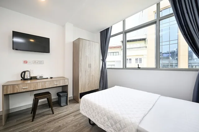 غرفة ديلوكس ثلاثية بسرير كوين وسرير فردي بإطلالة على المدينة، Yoko Airport Saigon Hotel 9/10
