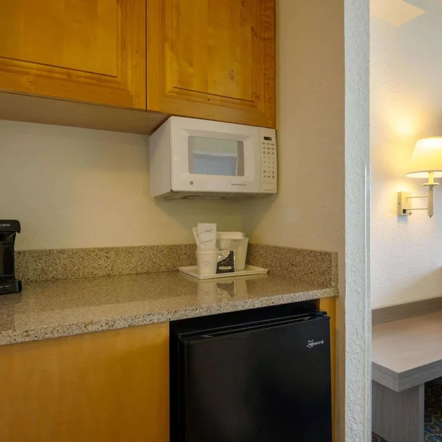 غرفة قياسية بسريرين مزدوجين بإطلالة على المسبح، Travelodge by Wyndham Outer Banks/Kill Devil Hills 4/6