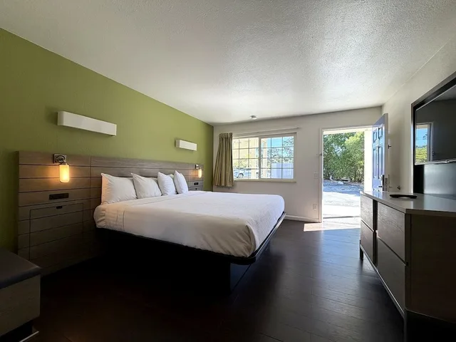 غرفة سيغنتشر بسرير كينج لذوي الإعاقة، Motel 6 Monterey Downtown 5/10