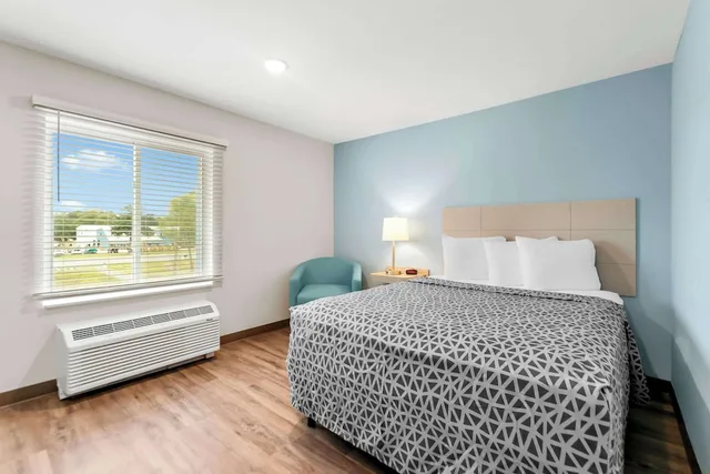 جناح استوديو بسرير كوين لذوي الإعاقة، WoodSpring Suites Pensacola West 1/4