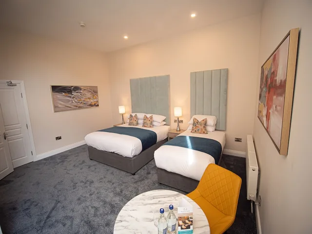 غرفة بسرير مزدوج وسرير فردي بإطلالة على الحديقة، Ocean Sands Hotel 1/1
