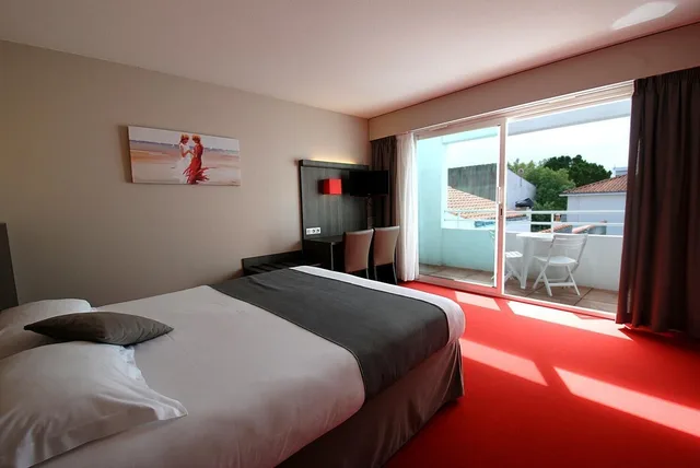 غرفة قياسية بسرير كوين بشرفة، Logis Hotel Le Robinson 1/5
