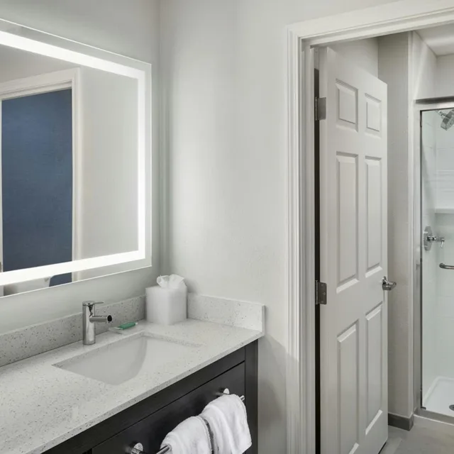 جناح بسرير كوين بغرفتي نوم مع أريكة، Residence Inn by Marriott Flint 6/8