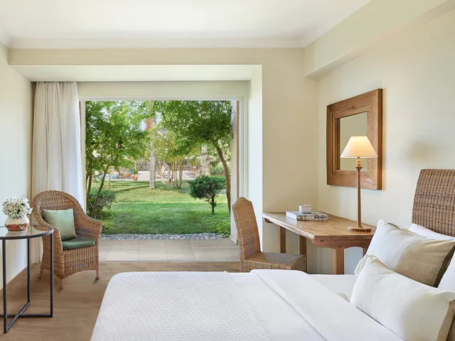 غرفة بسرير مزدوج أو سريرين منفصلين بإطلالة على الحديقة، Grecotel Filoxenia Kalamata 1/4