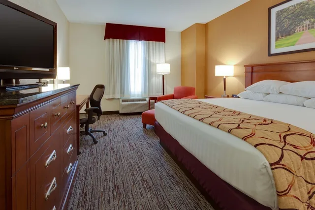 غرفة بسرير كينج بجاكوزي، DRURY INN AND SUITES BATON ROUGE 1/2