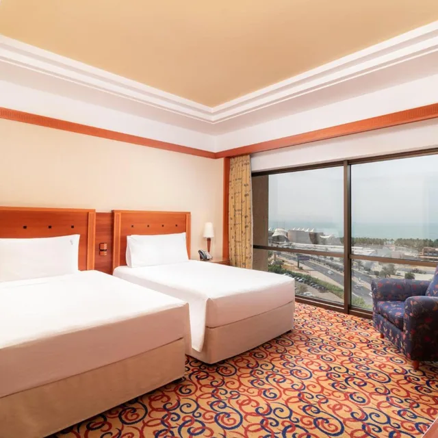 غرفة بريميوم بسريرين منفصلين بإطلالة على البحر مع دخول الصالة، Holiday Inn Kuwait 4/5