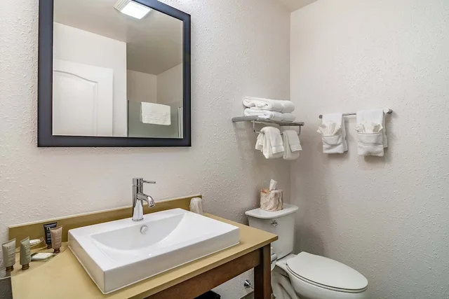 غرفة قياسية بسرير كينج مع أريكة، Riverview Inn & Suites, Ascend Hotel Collection 4/4