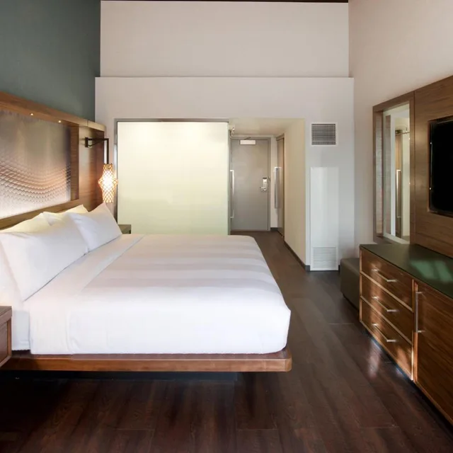 غرفة بسرير كينج بحوض استحمام لذوي الإعاقة، Seattle Airport Marriott 1/7