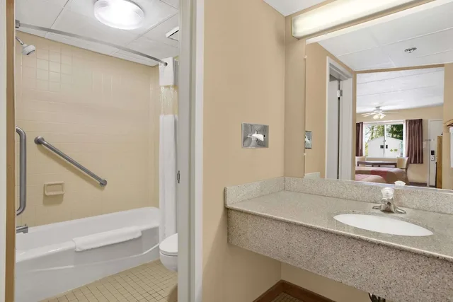غرفة بسريرين مزدوجين، Days Inn by Wyndham Harrisburg North 3/4