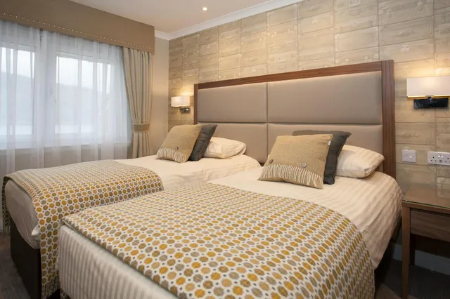Room, Twin Beds, Loch View, Cruachan Hotel 2/10